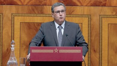 L'opposition accuse Aziz Akhannouch de « népotisme tarifaire » et de « faire reculer le pays de vingt-cinq ans ».