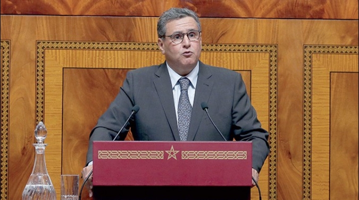 L'opposition accuse Aziz Akhannouch de « népotisme tarifaire » et de « faire reculer le pays de vingt-cinq ans ».